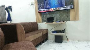 hotwife vestida de poli se deja follar por el presunto detenido