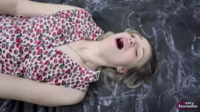 Teen girl turns rent into a fuck session