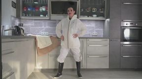 Miss Amira in 2 Lagen Schmuddelwedda über einem Regenanzug