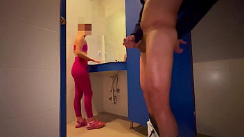 Gym surprise: Fitness girl helps stranger with a helping hand