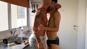 ele vai em casa e nao me da descanso no sexo