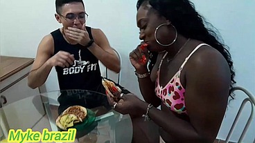 Fernanda chocolate e Japã lok fizeram uma brincadeira gostosa na hora do lanche k rolou sexo com muito tensão sexo anal ele goza dentro do cu dela