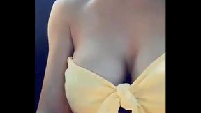 Agarrando mis tetitas en el coche