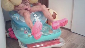 Crocs und das Gummi Schlauchboot