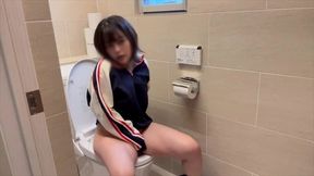 【女子◯生のトイレオナニー】我慢できなくなってト◯レでオナニーしてしまう女子◯生。