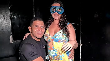 Marido liberou a esposa Jessica Casadinha pra fazer filme porno pela primeira vez e gravei ela fudendo com Leo Ogro na cabine da festa de swing