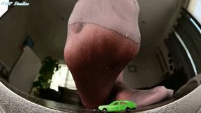 GIANT Latina crushes car flat under smelly hose - MP4