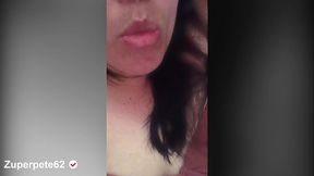 sexy acostada en la cama esperando una gran descarga de semen en  mi cara