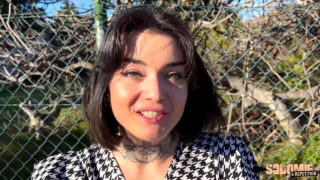 Brunette schatje neemt het diep in haar strakke kont