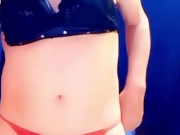 Trav in lingerie fa la modella e gioca con mutandine Finale con fantastica sborrata
