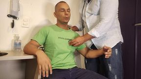 yuri gaucho - paciente com febre do tesao - medico socou pica medicinal na garganta do puto