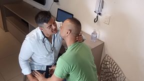 yuri gaucho - paciente com febre do tesao - medico socou pica medicinal na garganta do puto