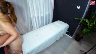 สาวสวยหุ่นอวบอั๋นทำเองที่บ้าน มีหน้าอกใหญ่โตตามธรรมชาติ ถูกเลียช่องคลอด ถูกใช้นิ้วกระตุ้นจนถึงจุดสุดยอด ก่อนที่จะถูกกระแทกทางทวารหนักและถูกฉีดน้ำอสุจิ