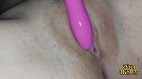 metiendo un vibrador en mi cono mojado