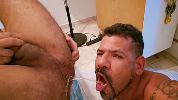 PIG LOVERS . DOIS PUTOS COM MUITO TESÃO NUM SEXO FETICHISTA MIJANDO PELO CU E APARANDO NA BOCA