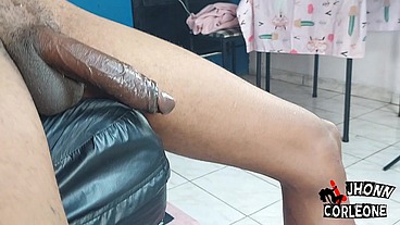 cuspindo no pau e batendo uma punheta