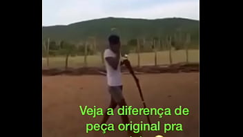 Gostosinha atirando