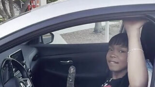 Amateurmeisje Kimmy Charms met kleine borsten neukt zichzelf in haar kont met een dildo en spuit er flink op los.