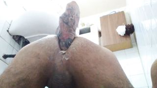 Tgirl going knuckle deep anal invasion. Chica trans caboose peludo se mete la mano rectal