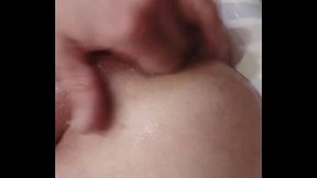 Трахаю попку пальцами дрочу и кончаю