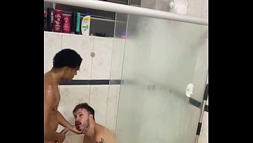 MORADOR DE RUA SO QUERIA UM BANHO , MAS ACABOU COMENDO O CU DO NOVINHO NO CHUVEIRO