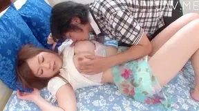 Chupándole los Tetazos Juyosos y la Coñita Mojada de una Chica