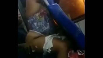 Pareja teniendo sexo en bus