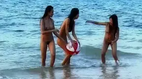 YoungAsianBunnies: asian beach hotties