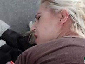 Dilettante Czech blonde sells her pussy for a good amount of cash