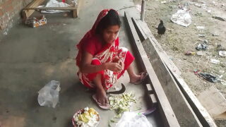 Klip buatan sendiri dari ibu rumah tangga India berusia 18 tahun yang amatir melakukan seks anal yang kasar