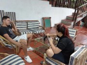 MI CUÑADO SE QUEDA DESCANSANDO Y YO APROVECHO PARA CHUPARLE ESA VERGA TAN RICA Y LUEGO COGER 1 parte