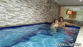 namorando gostoso com a minha namorada suzy furacao na piscina do motel