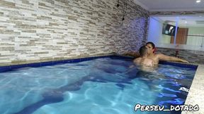 namorando gostoso com a minha namorada suzy furacao na piscina do motel