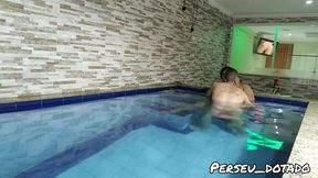 namorando gostoso com a minha namorada suzy furacao na piscina do motel