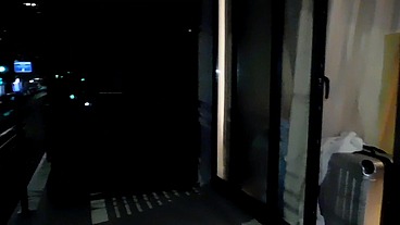 ESPOSA NINFOMANA , cojiendo en el balcon antes de querer cojerse al amigo del marido