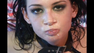 ترتد ثديي توري لين الضخمين في ملابس اللاتكس بينما يتم ممارسة الجنس الشرجي معها في جلسة ثلاثية قبل أن تبتلع المني