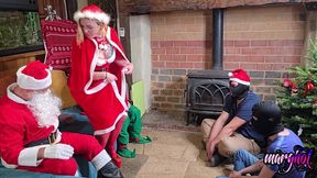 la mere noel , le pere noel et son lutin s amuse devant leur cadeaux qui n ...