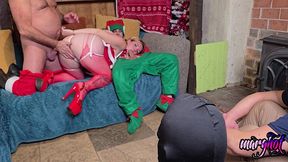 la mere noel , le pere noel et son lutin s amuse devant leur cadeaux qui n ...