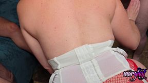 la mere noel , le pere noel et son lutin s amuse devant leur cadeaux qui n ...