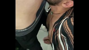 Orgia bareback com desconhecidos no banheiro p&uacute_blico, um passivo no box dando para todos - Ep 2