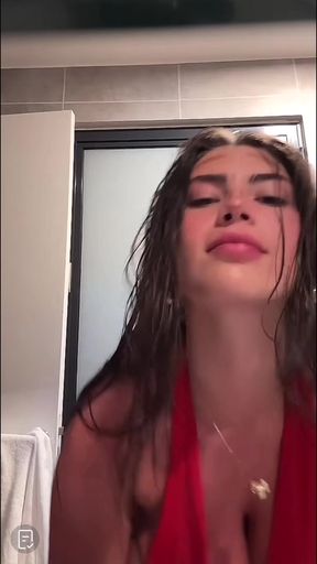 Amateur girl suffers a nip slip while bouncing her big tits on TikTok; accidenta