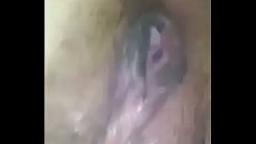 Mujer asi&aacute_tica se moja a chorros despu&eacute_s de un squirt