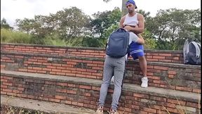 Putinho mamando a rola do macho depois do treino na arena abandonada