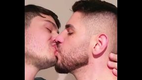 AMIGO DE VERDADE, CHUPA O CUZINHO DO AMIGO E DEPOIS METE COM FOR&Ccedil_A.