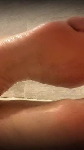 Watch Me Shave My Legs in the Tub - MILF Edition