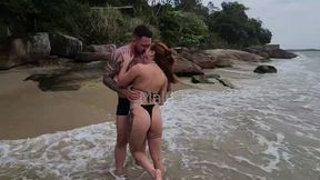 fodendo escondido na praia com o marido da amiga sem camisinha