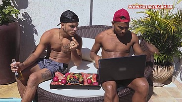 Dupla de novinhos fodendo o instrutor da academia na piscina