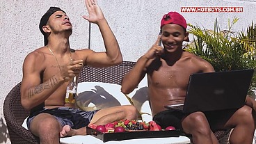Dupla de novinhos fodendo o instrutor da academia na piscina