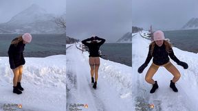un autre pipi sur la route tandis qu il neigeait