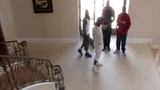 La gran polla negra de Sledge Hammer se clava a la tetona europea Aimee Tyler en un salvaje gangbang anal vintage